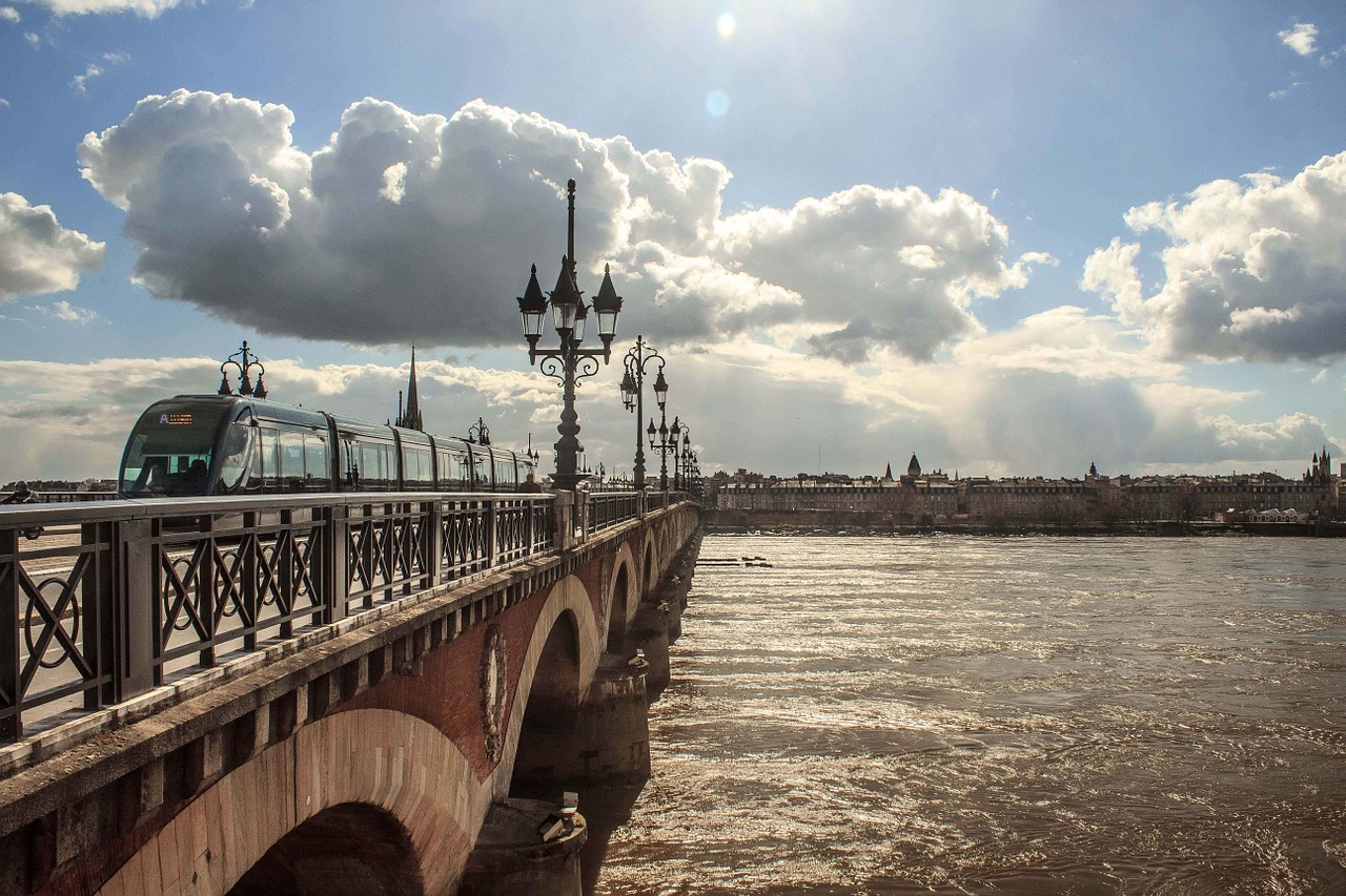 Les bassins à flots de Bordeaux illuminés par Carabosse